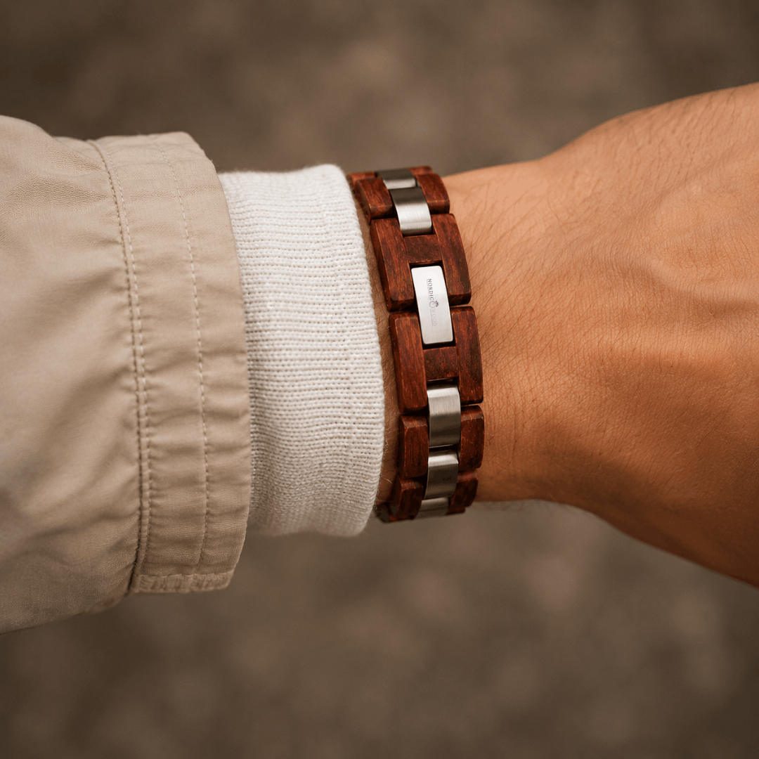 bracelet en bois rouge homme porté