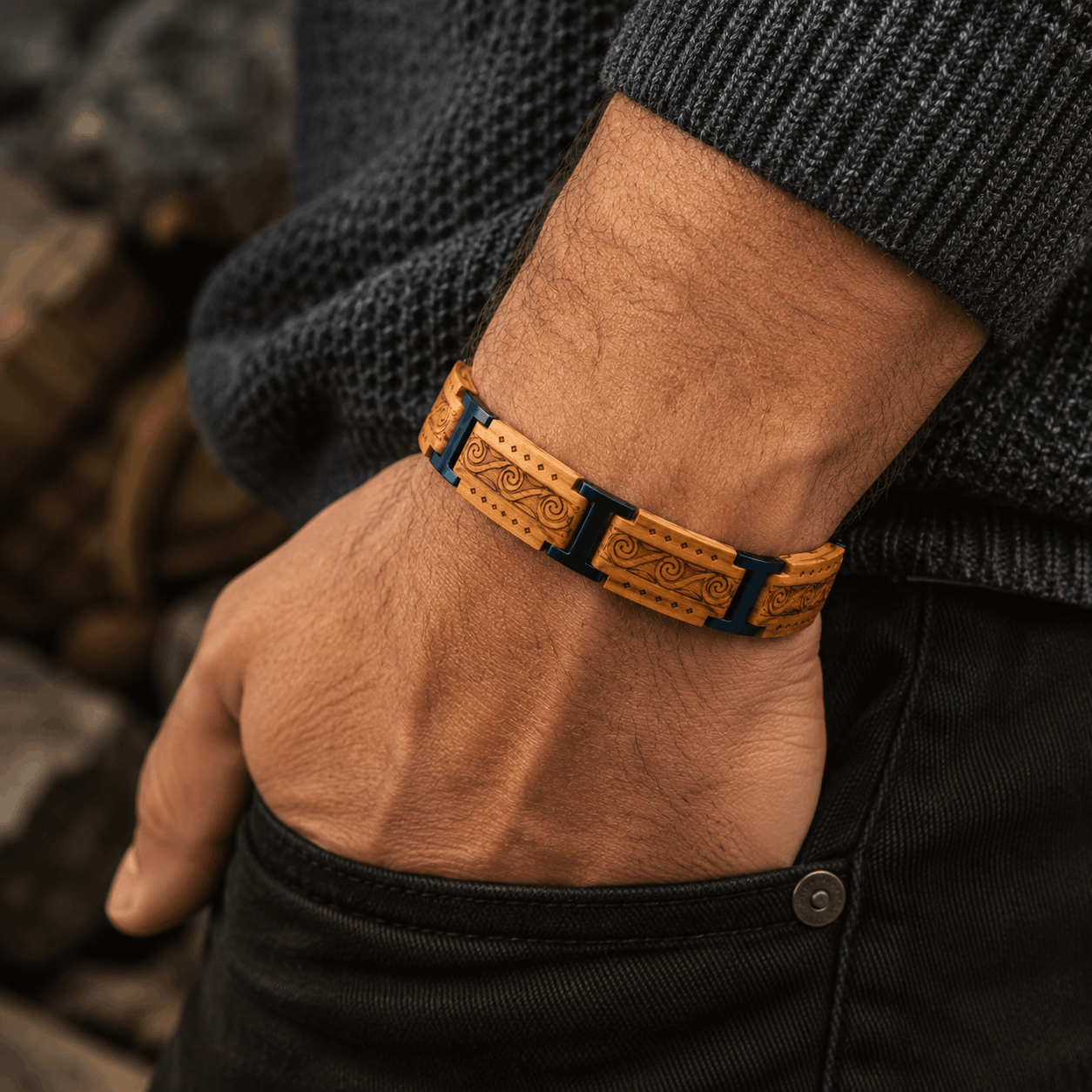 Bracelet en bois de koa clair et acier porté