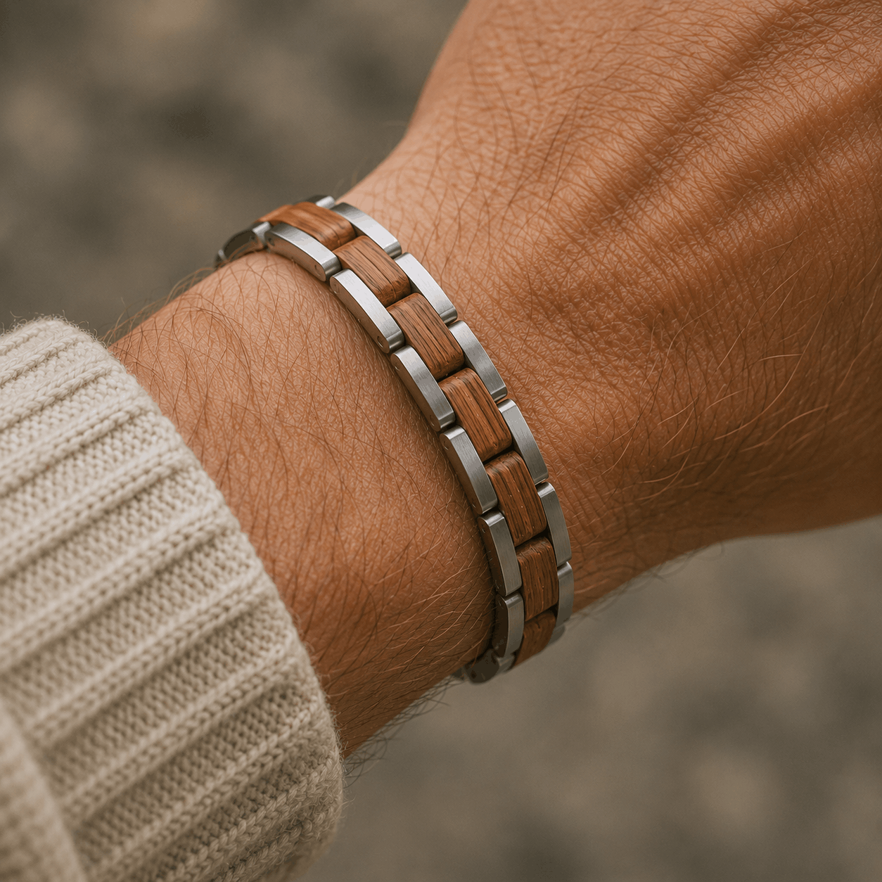 Bracelet en bois de koa clair et acier inoxydable porté