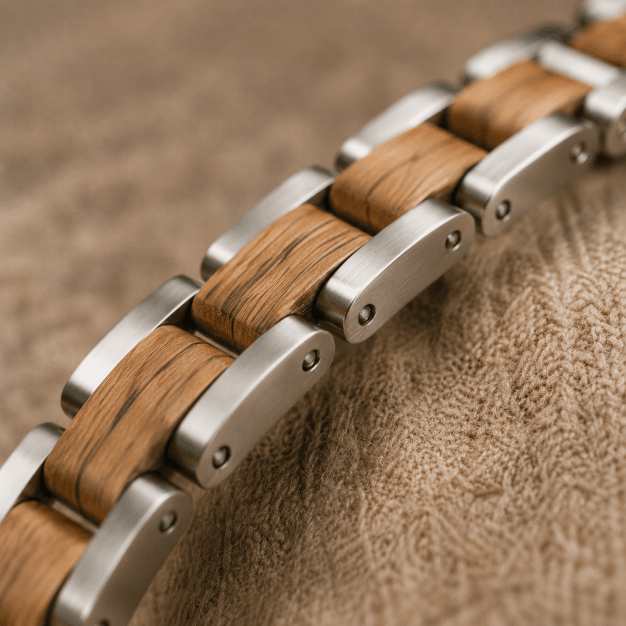 Bracelet en bois de koa clair et acier inoxydable détails