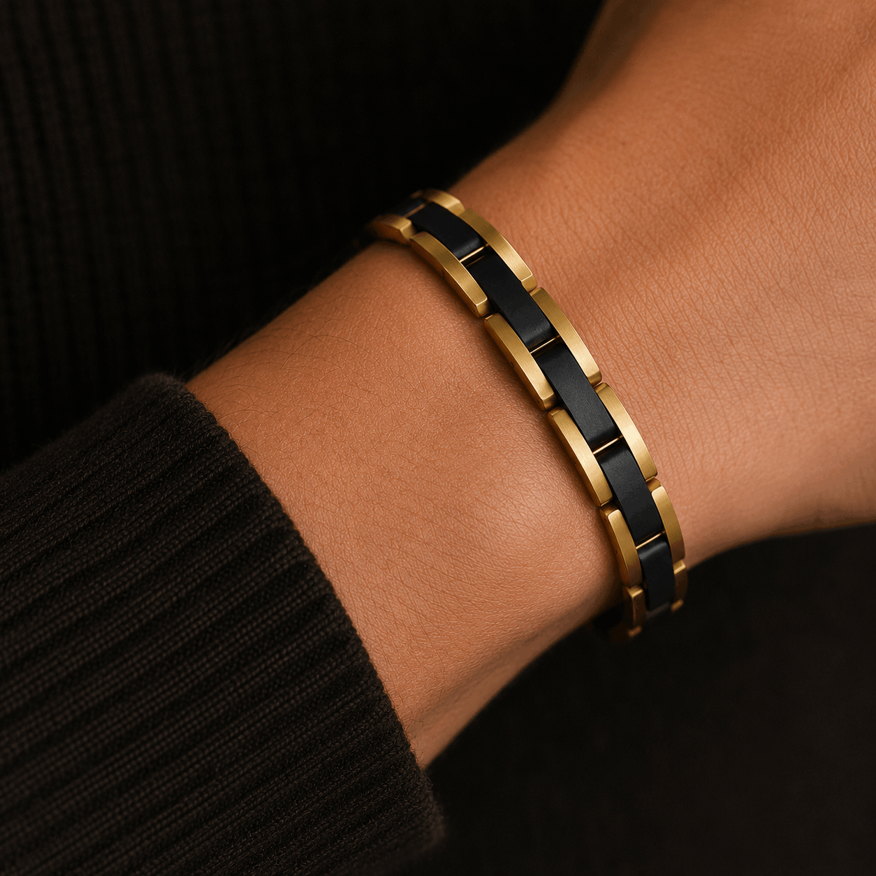 Bracelet en bois d'ébène noir et acier inoxydable porté